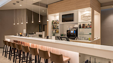 Hampton by Hilton Freiburg: Bar/Lounge